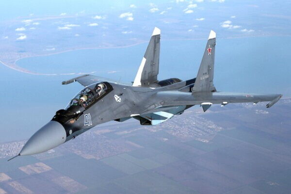 ロシア軍の戦闘機が「撃墜される瞬間」を海上から捉えた映像が公開 無人水上艇の“米国製ミサイル”が命中か