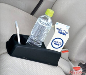 ベンチシートにも飲み物＆小物が置ける！　優れものドリンクホルダー2選
