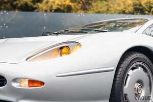 走行距離336キロの極上個体！ 31年前のジャガー「XJ220」がオークションに登場 ネットに集まる熱い思いと気になる落札価格とは