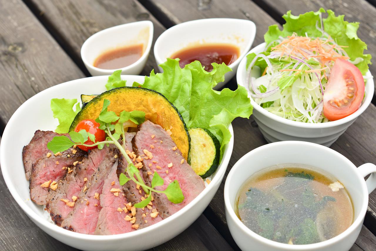 ドライブグルメ 東北道 佐野sa 上り で 大定番ラーメンとがっつり肉の丼グルメをいただく Webモーターマガジン 自動車情報サイト 新車 中古車 Carview