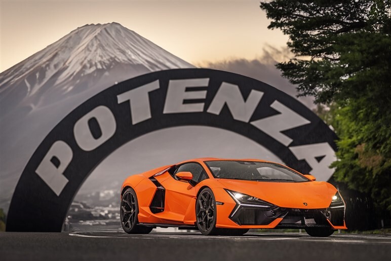 脳髄が溶ける珠玉のV12エンジンを堪能。ランボルギーニ「レヴエルト」がスーパーカーの新基準を打ち立てる