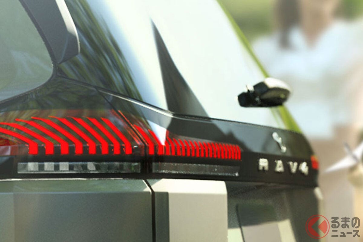 トヨタ「新型RAV4」初公開！ 最新サメ顔＆カクカクデザイン採用!? 「大人気SUV」7年ぶりの全面刷新！ 発表秒読みの「6代目」ティザー画像が公開