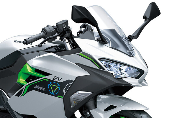 見慣れたグリーンだけどエンジンがない!? カワサキが開発中のEVバイクを神戸のイベントで公開！