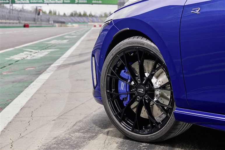【20周年記念車オーナーに激震？】「ゴルフR“8.5”」登場。買い物もこなせる超高速ハッチ