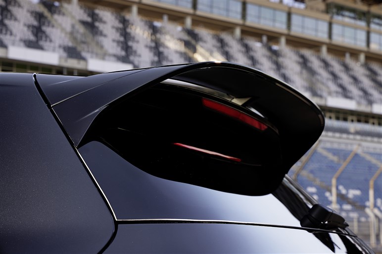 【20周年記念車オーナーに激震？】「ゴルフR“8.5”」登場。買い物もこなせる超高速ハッチ