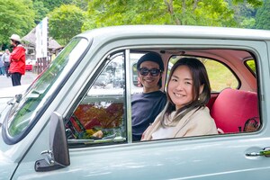 彼女のフィアット「850ベルリーナ」は20年越しの夢！ ミニカーで我慢も彼氏に背中を押され、現在ベスパとともに6輪生活満喫中です