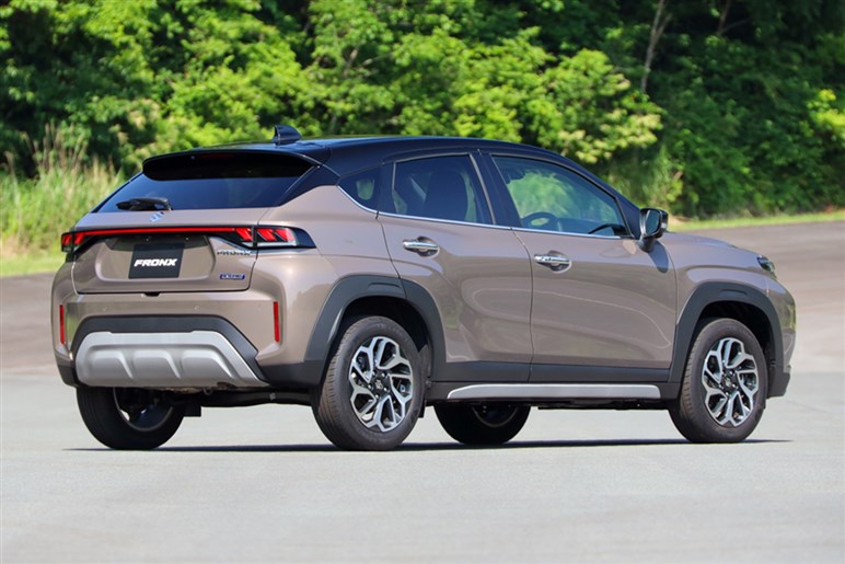 200万円台でも見栄え！ 「フロンクス」と「WR-V」買うならどっち？ 装備や走りでコスパ比較