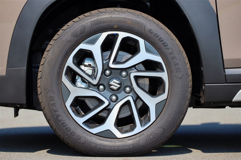 200万円台でも見栄え！ 「フロンクス」と「WR-V」買うならどっち？ 装備や走りでコスパ比較