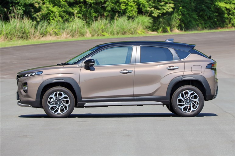 200万円台でも見栄え！ 「フロンクス」と「WR-V」買うならどっち？ 装備や走りでコスパ比較