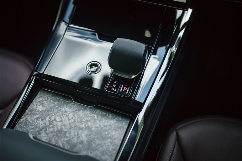 続々PHEV化で完成するレンジローバーの唯一無二の世界観。その裏で過激なV8モデルも準備中!?