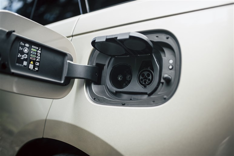 続々PHEV化で完成するレンジローバーの唯一無二の世界観。その裏で過激なV8モデルも準備中!?