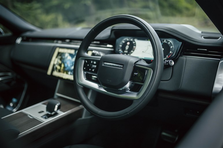続々PHEV化で完成するレンジローバーの唯一無二の世界観。その裏で過激なV8モデルも準備中!?