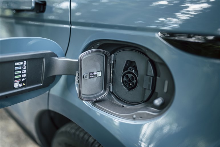 続々PHEV化で完成するレンジローバーの唯一無二の世界観。その裏で過激なV8モデルも準備中!?