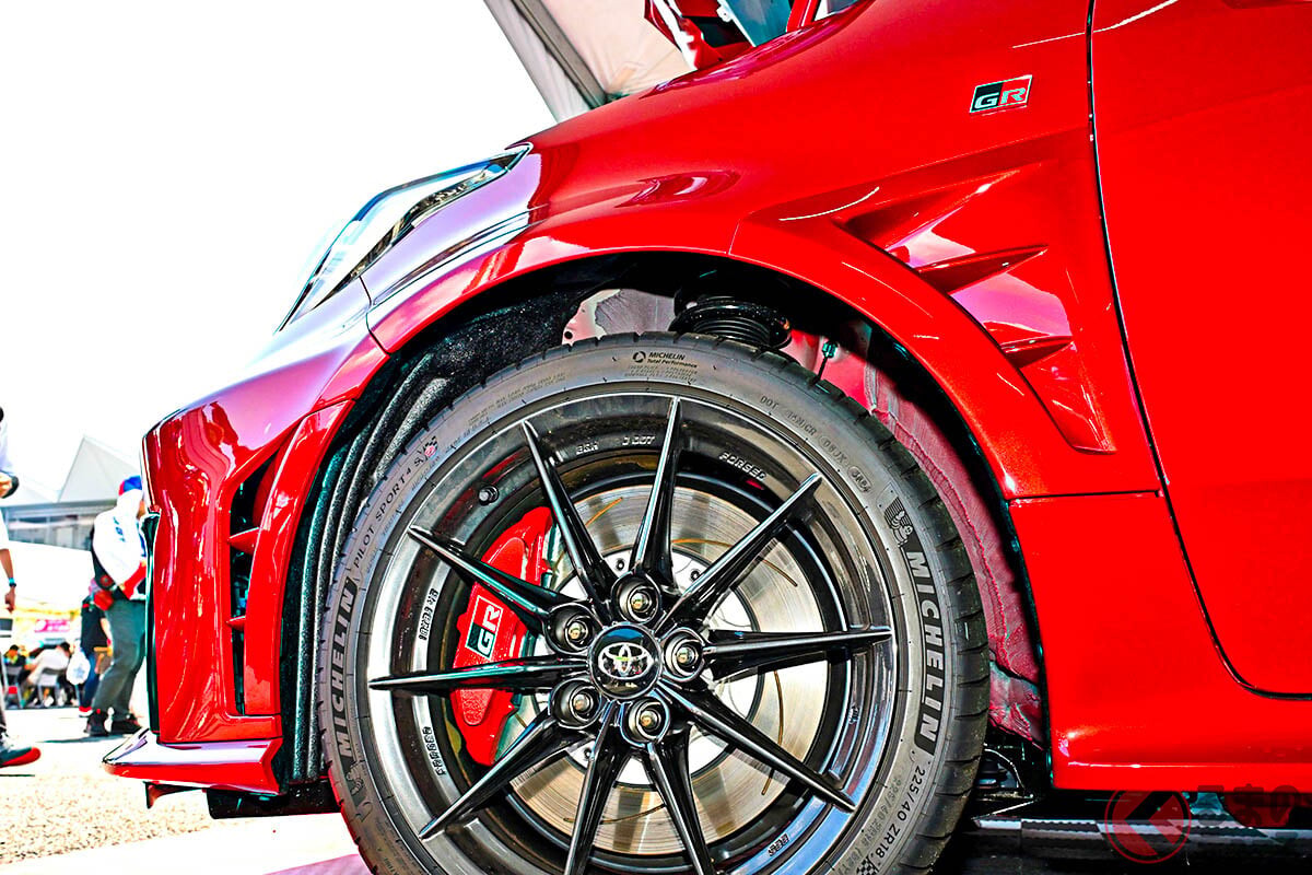 トヨタ新「“4WD”コンパクトスポーツ」に反響殺到！  1.6リッターで「300馬力超え」＆全長4m以下ボディの「4人乗りモデル」に「高いけど納得」「妥当」の声も！ 走行性能強化の「GRヤリス Aero performance package」が話題に