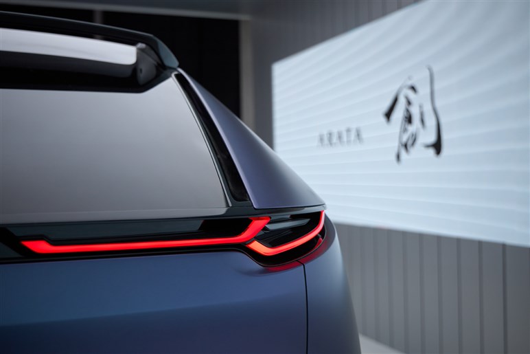 【初撮影】マツダの新型電動SUV「CX-6e」は、流麗なクーペ風デザインでカッコいいこと間違いナシ!?