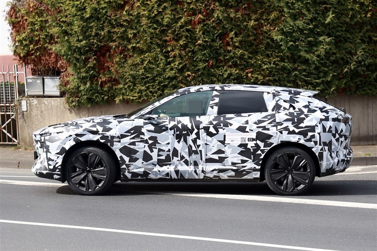 【初撮影】マツダの新型電動SUV「CX-6e」は、流麗なクーペ風デザインでカッコいいこと間違いナシ!?