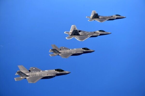 「F-35ってF-22の劣化版でしょ」←違うから！「ハイローミックス」ではないF-35の真骨頂とは