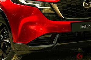 マツダ新型「CX-5」世界初公開！ “めちゃ斬新”フロントマスク＆衝撃の「物理ボタン無し」インテリア採用！ 9年ぶり“全面刷新”でサイズアップした「新型モデル」欧州登場へ！