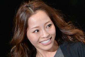 「小森純」の”夫が無断購入した”「外車」とは？ 「大っ嫌い」と話す「ミニバン」…  軽井沢旅をともにした「アメ車」どんなモデル？