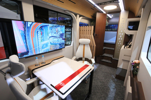 まるで事務所のような空間がバスの車内ってマジか！　BYDのEVバス「J6リビングカー」なら走っていても止まっていても環境に優しくくつろげる【ジャパンモビリティショー2025】