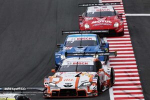 チャンピオンauを追い詰め、同メーカーバトルで魅せたニッサンZの2台「3台並ぶとダウンフォースが抜ける」