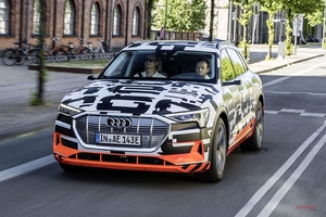 アウディeトロン・プロトタイプに初試乗　Q5／Q7の間の電動SUV、極めて重要に