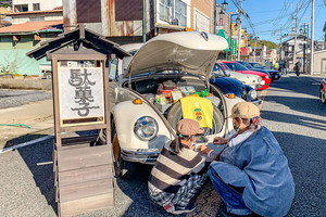 総勢200台！ 昭和レトロな商店街に「ワーゲン」大集合！ 空冷VW「ビートル」が江戸崎に集まるようになった理由とは