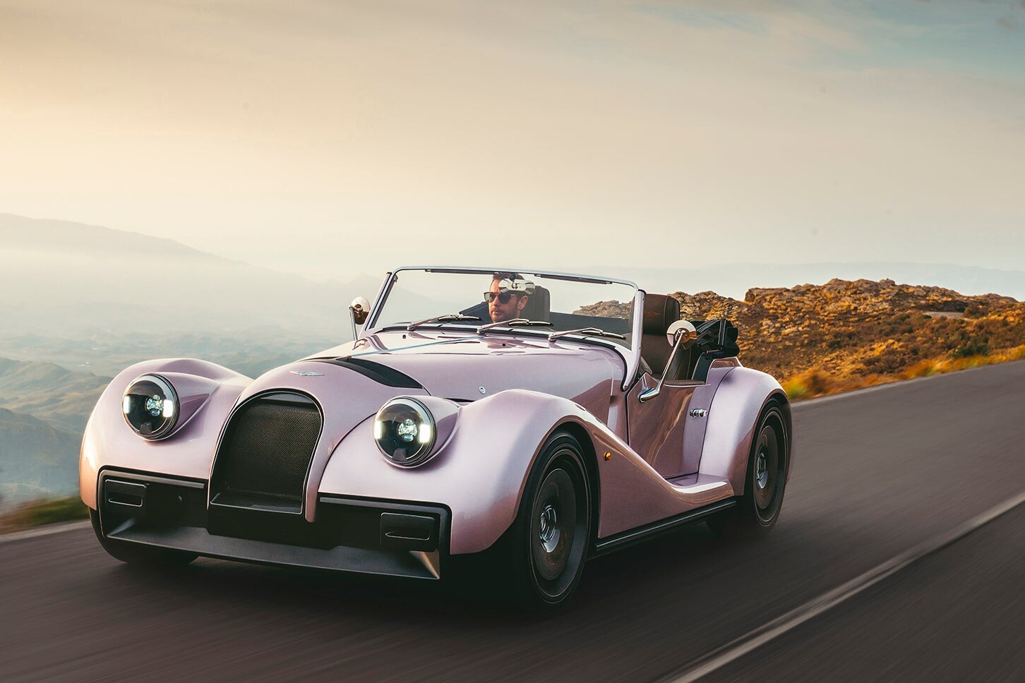 モーガンの新フラッグシップ「スーパースポーツ」が上陸！ドライビングを愛する人のためのパフォーマンススポーツカー【新車ニュース】