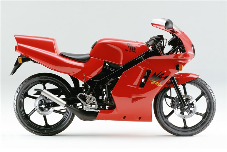 【制度は整ったが…】4月から普通自動車免許で125ccバイク解禁。でも今すぐ乗れないってどういうこと？