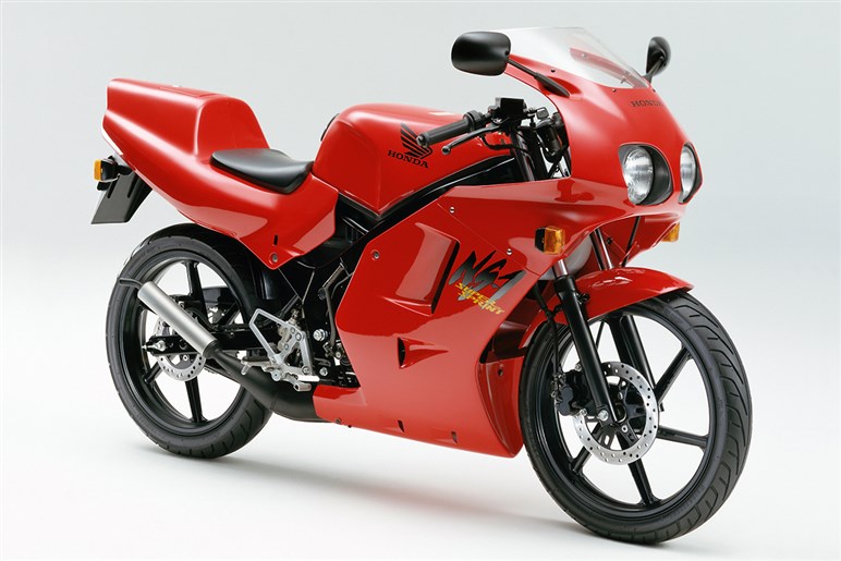 【制度は整ったが…】4月から普通自動車免許で125ccバイク解禁。でも今すぐ乗れないってどういうこと？