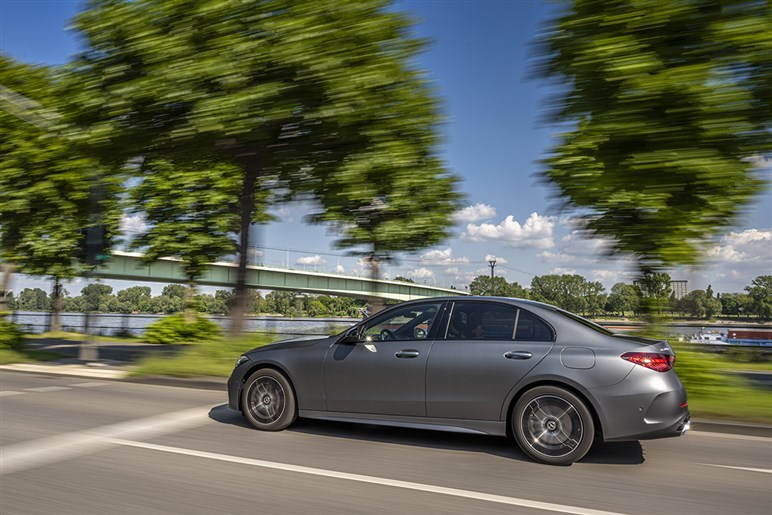 大昔の自動車メディアや評論家が唱えた「ドイツ車最強説」は今も通用するのか？ 世田谷の街角から再検証した