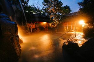 天然温泉の人気宿「朝野家」で旬の松葉ガニを味わう！【料理じまんの宿18選】