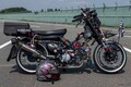 「魅せて走れるリトルカブ」HSR九州サーキットに現る!! 極限までナロー化したフルチューン、唯我独尊クセ強スーパーカブを見よ!!