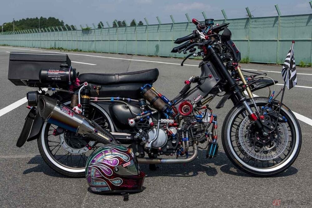 「魅せて走れるリトルカブ」HSR九州サーキットに現る!! 極限までナロー化したフルチューン、唯我独尊クセ強スーパーカブを見よ!!