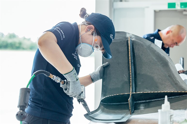 空から始まるレクサスの“もっといいクルマづくり”。第2戦を終え室屋義秀選手は連覇へ前進…最終戦大阪ラウンドの見どころは？