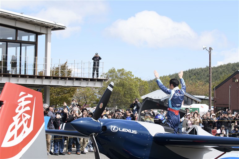 空から始まるレクサスの“もっといいクルマづくり”。第2戦を終え室屋義秀選手は連覇へ前進…最終戦大阪ラウンドの見どころは？