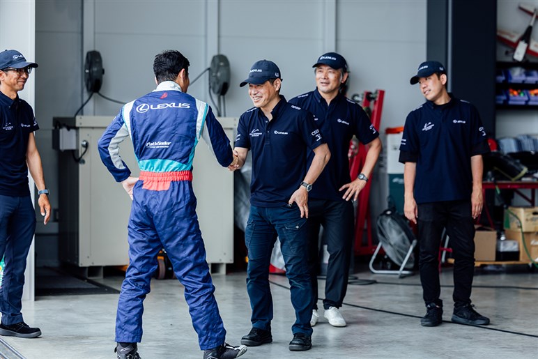 空から始まるレクサスの“もっといいクルマづくり”。第2戦を終え室屋義秀選手は連覇へ前進…最終戦大阪ラウンドの見どころは？