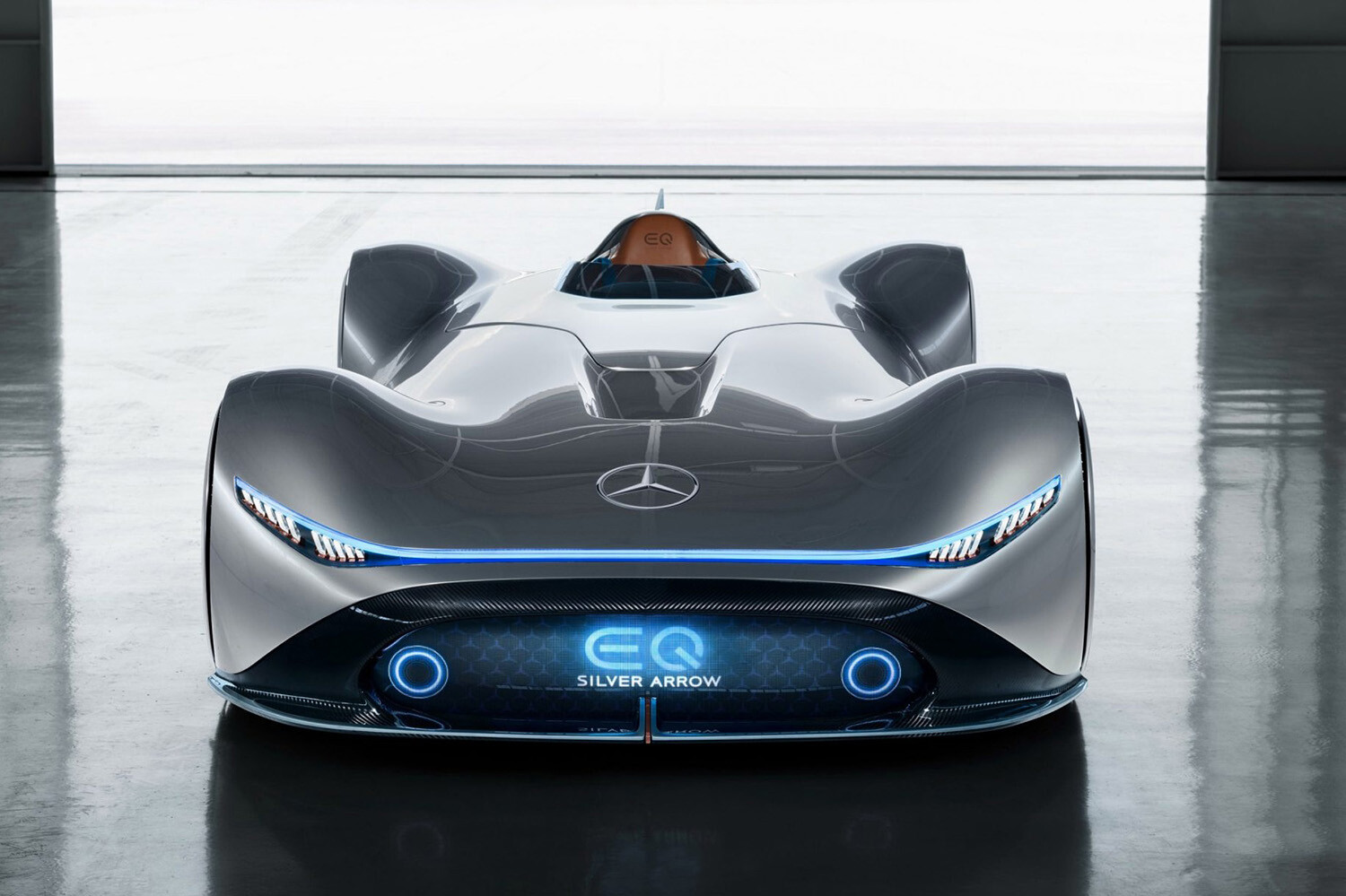 パンチのないEV界に強烈な一撃！　伝説の名前を冠したメルセデス「ヴィジョンEQシルバーアロー」のインパクトがヤバい