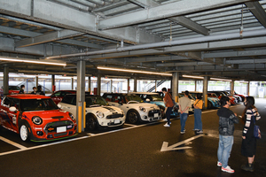 【A PITオートバックス東雲】真夏の豪雨もなんのその！ 早朝のシノノメにMINIが集う【モーニングミーティング】