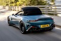 この車は時代を超えた魅力を持つジェームズ ボンドの映画そのものだ！新型「アストンマーティン ヴァンテージ ロードスター」