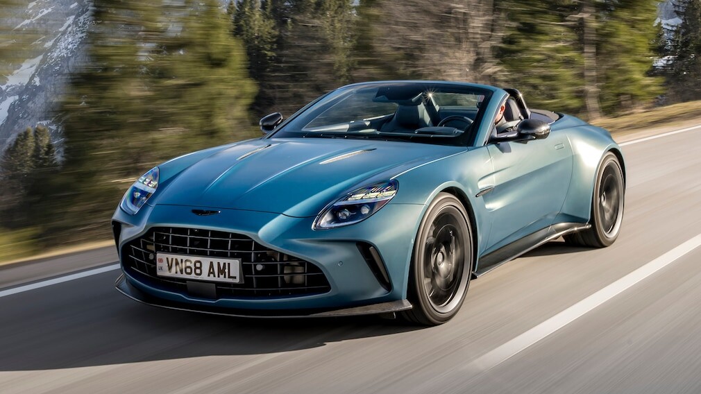 この車は時代を超えた魅力を持つジェームズ ボンドの映画そのものだ！新型「アストンマーティン ヴァンテージ ロードスター」