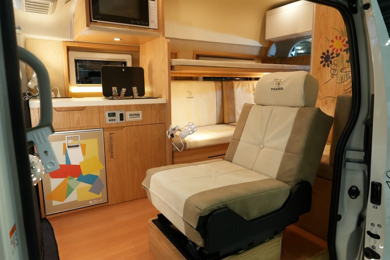 リビングルーム完備のハイエース。「天然木キャビン」には個室も設置。贅沢な旅が楽しめるぞ！