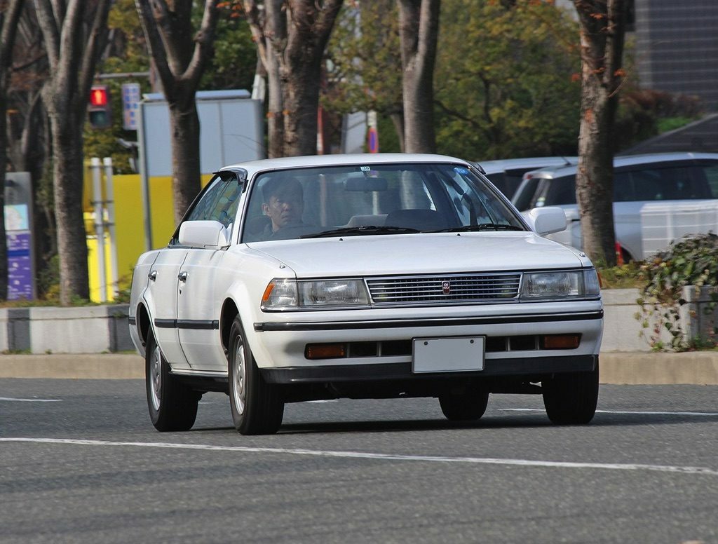 「ディーラーマンですら見たことがない!?」初代カリーナEDの最下級グレード1.8Lを捕獲！【ManiaxCars】