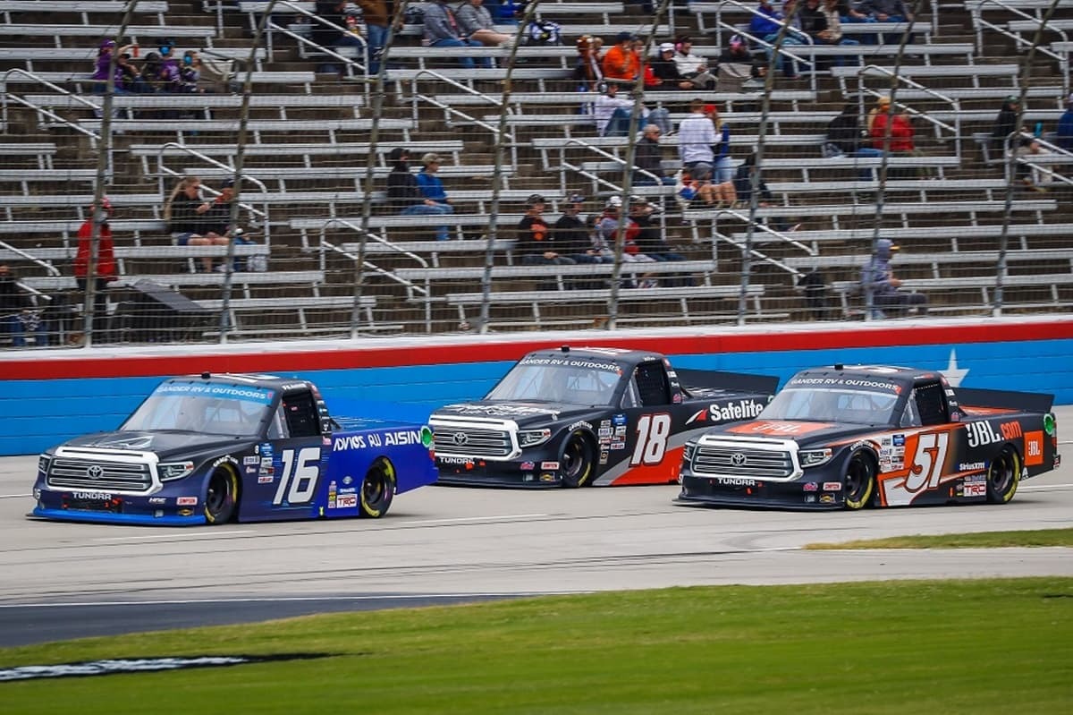 ファイナル戦出場なるか？HRE16号車は2位フィニッシュで次戦に賭ける！【NASCARトラックシリーズ第21戦】