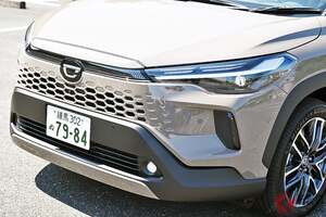 トヨタ新型「カローラクロス」何が変わった!? 全長4.5m“手ごろサイズ”に斬新「スッキリ顔」が超カッコいい！ 高性能「スポーツモデル」もある「トヨタの主力SUV」進化ポイントは？