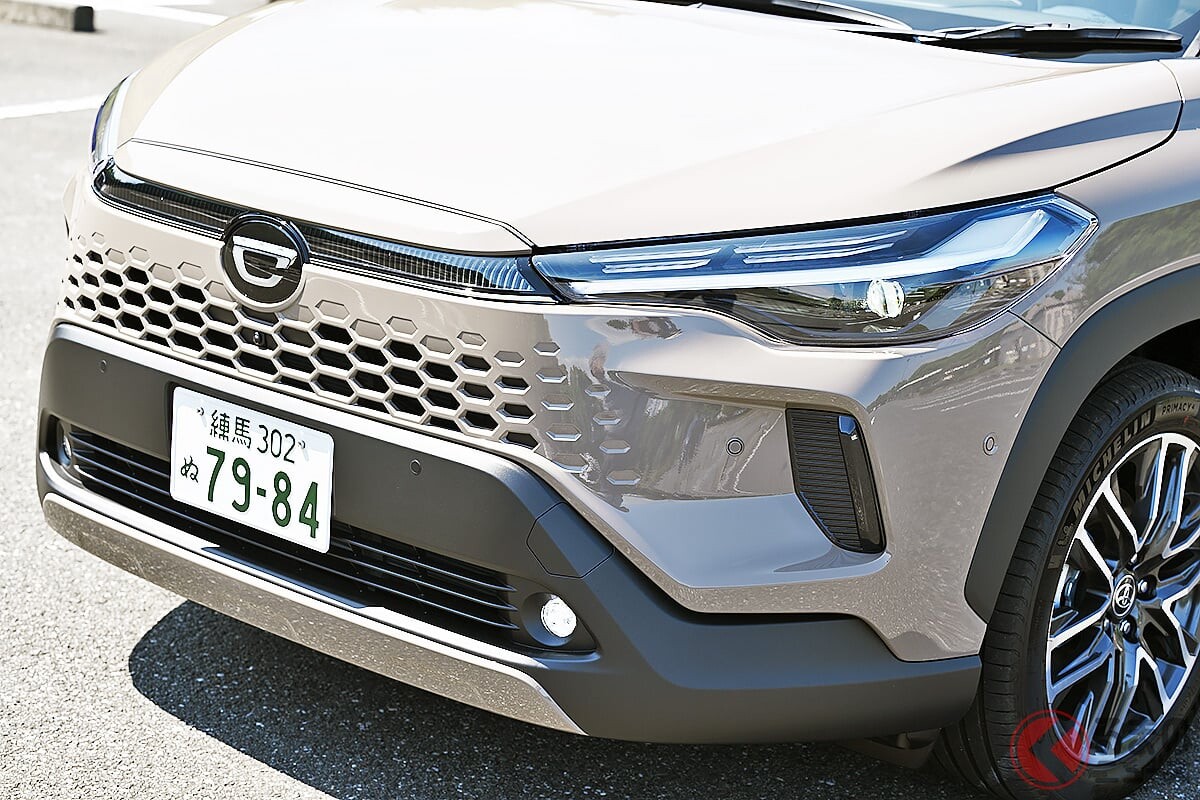 トヨタ新型「カローラクロス」何が変わった!? 全長4.5m“手ごろサイズ”に斬新「スッキリ顔」が超カッコいい！ 高性能「スポーツモデル」もある「トヨタの主力SUV」進化ポイントは？