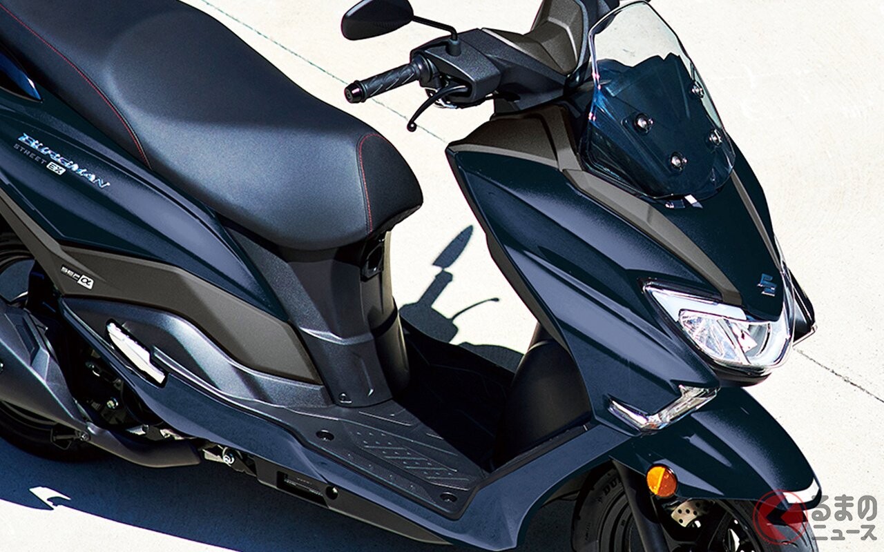 「リッター約54km」走る！ スズキ新「バーグマンストリート125EX」発表！ 快適性＆実用性を重視した“コスパ優秀”モデル！ 日常の足にピッタリな「原付2種スクーター」登場！