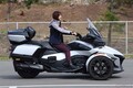 クルマ? バイク？ 不思議な操作感覚がクセになる!! 普通自動車免許（AT限定）で運転可能なCan-Amの3輪リバーストライク「Spyder RT LIMITED」にアクティブバイク女子の指出瑞貴が挑戦！