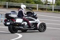 クルマ? バイク？ 不思議な操作感覚がクセになる!! 普通自動車免許（AT限定）で運転可能なCan-Amの3輪リバーストライク「Spyder RT LIMITED」にアクティブバイク女子の指出瑞貴が挑戦！