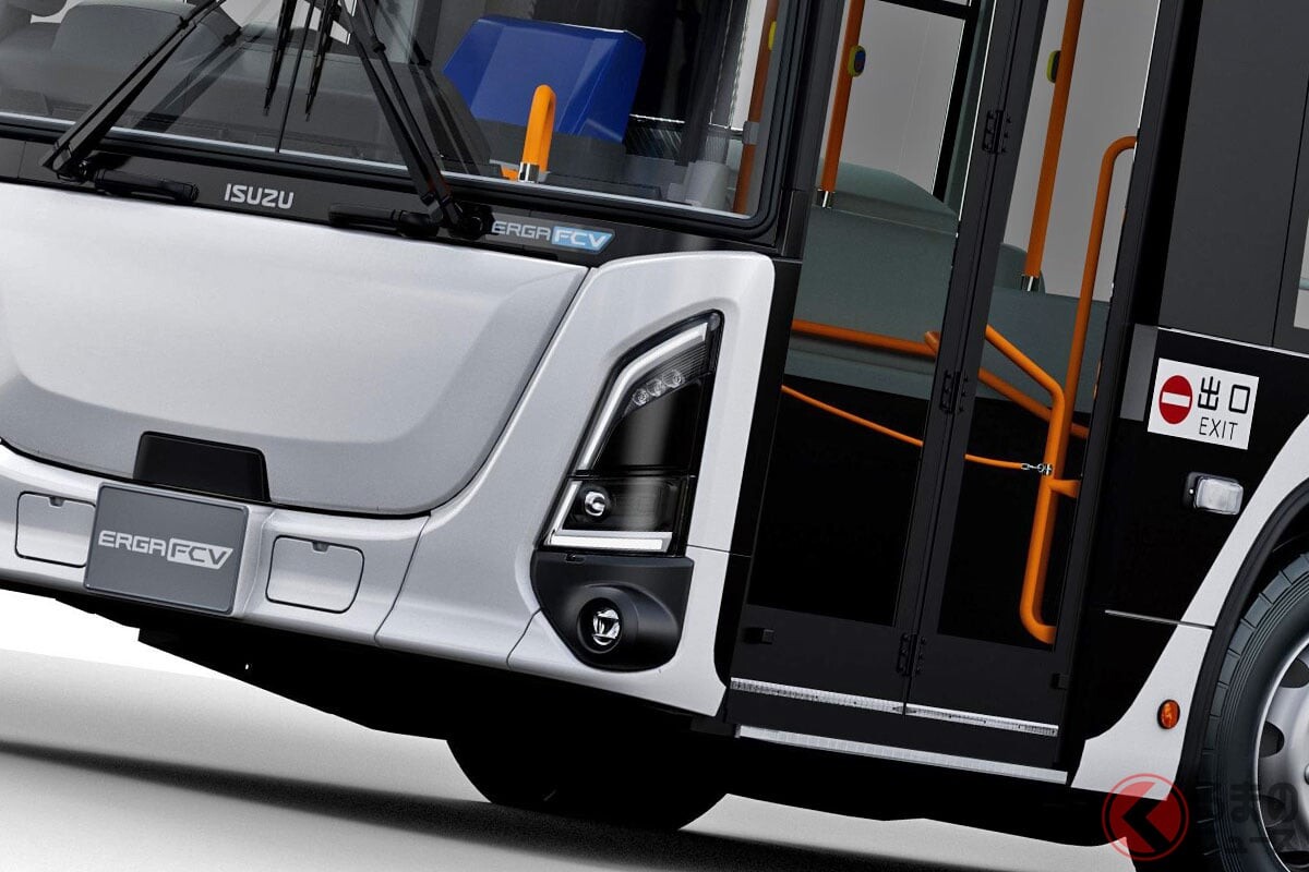 いすゞが「次世代モデル」を世界初公開！ トヨタと共同開発した画期的“段差ゼロ”×「充電待ちゼロ」の“静音モデル”「エルガFCV」を披露へ！ 新時代の「FC路線バス」をJMSで公開